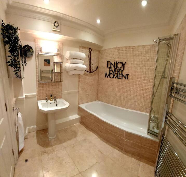 Beautifully Appointed, Period Seaside Apartment Folkestone Extérieur photo